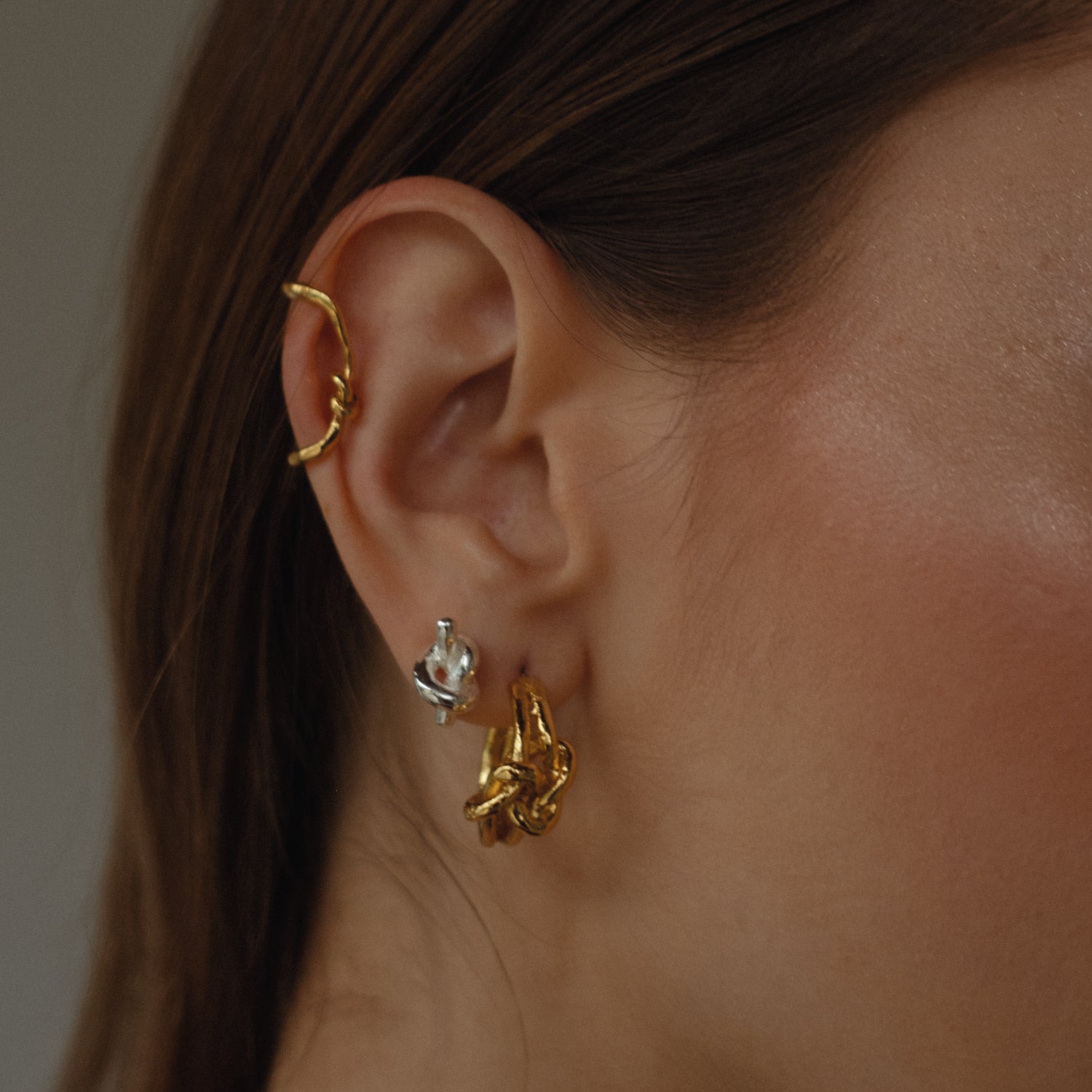 EAR CUFF LOOP DORADO