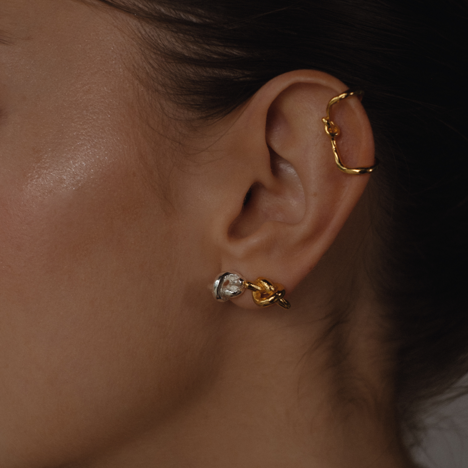 EAR CUFF LOOP DORADO